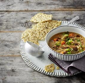 Graupeneintopf mit Parmesan-Crackern