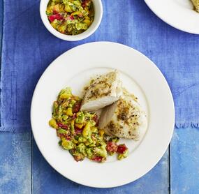 Gedämpftes Hähnchen mit Avocado-Salsa