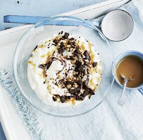 Karamell-Milchreis mit Schoko-Erdnuss-Topping