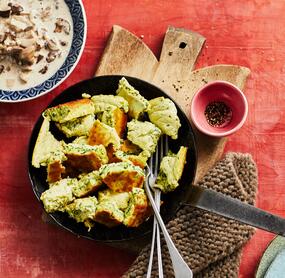 Herzhafter Kräuter-Kaiserschmarren mit Rahmpilzen