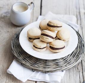 Mandel-Macarons mit Schokofüllung