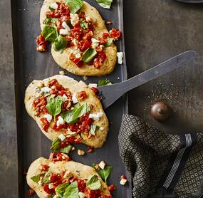 Knusprige Pizza-Bruschetta mit Mozzarella