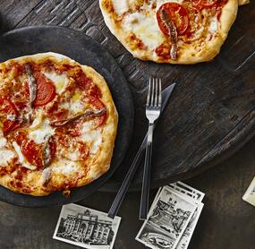 Pizza mit Pancetta, Tomaten und Büffelmozzarella