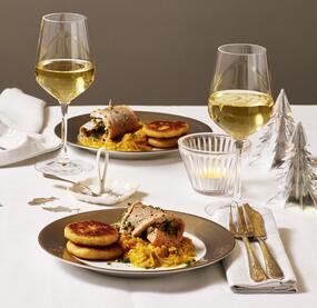 Saiblingsröllchen mit Kürbis-Sauerkraut und Kartoffelplätzchen