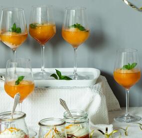 Frozen Wine-Slush mit Himbeerbonbonlikör