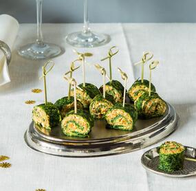 Spinatpfannkuchen-Röllchen mit Tomaten-Frischkäsecreme