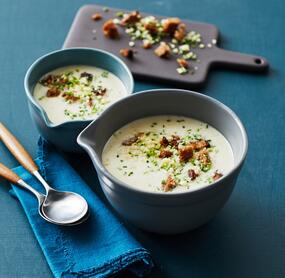 Klassische Zwiebelsuppe mit knusprigen Croûtons