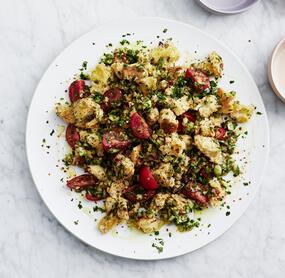 Arabischer Brotsalat mit Tomaten