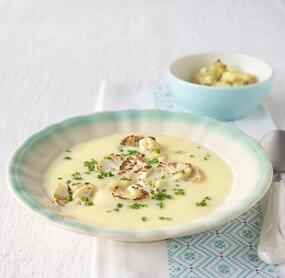 Low-Carb-Blumenkohlcremesuppe mit Schlagsahne