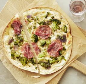 Knuspriger Flammkuchen mit feiner Salami