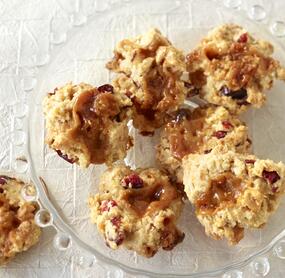 Crunchy Karamell-Cookies mit Erdnüssen