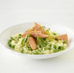 Schnelles Erbsen-Risotto mit Lachs