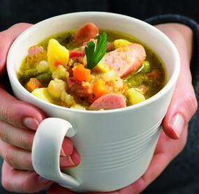 Deftige Erbsensuppe mit Wiener Würstchen