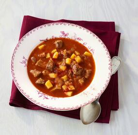 Wärmende Kartoffel-Gulasch-Suppe