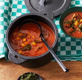 Würzige Gulaschsuppe mit Rinder- und Schweinegulasch