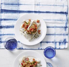 Kreolischer Fisch mit Reis und Paprika-Salsa