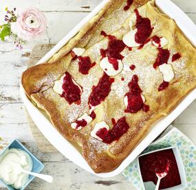 Pfannkuchen vom Blech mit Schmand und Himbeeren
