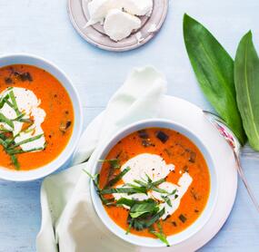 Bärlauch-Tomatensuppe mit Ziegenfrischkäse