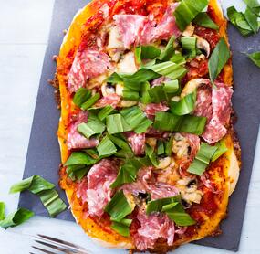 Bärlauchpizza mit Champions und Salami