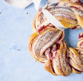 Briochekranz mit Himbeeren