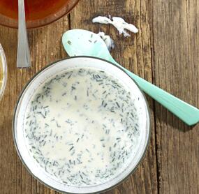 Feines Buttermilch-Dressing mit Schnittlauch