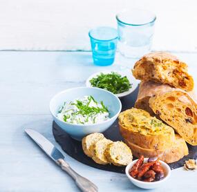 Ciabatta mit Bärlauch-Ricotta-Creme und Bärlauchbutter