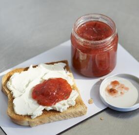 Erdbeer-Rharbarber-Konfitüre mit Basilikum