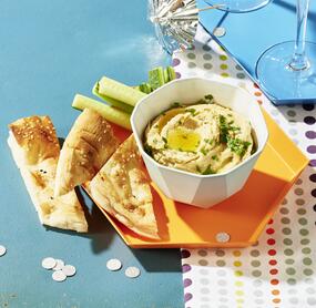 Klassisches Hummus mit Gurke und Fladenbrot
