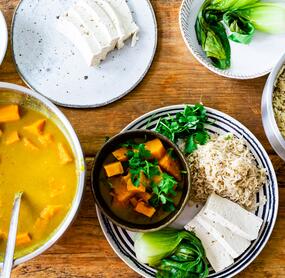 Kürbis-Süßkartoffel-Curry mit Tofu, Reis und Pak Choi