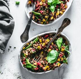 Linsensalat mit Paprika, Zuckerschoten und Mais