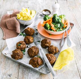 Ofenfrikadellen mit Kartoffelstampf und Gemüse aus dem Varoma®