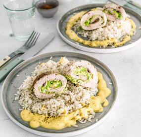 Putenröllchen mit Käse-Bärlauch-Füllung auf feinem Gemüseschaum