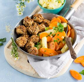 Sesam-Hackbällchen mit Karotten-Kohlrabi-Gemüse