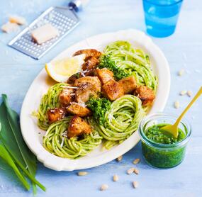 Spaghettini mit Bärlauchpesto und gebratenem Hähnchen