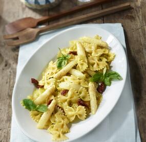 Einfacher Nudelsalat mit Spargel und getrockneten Tomaten