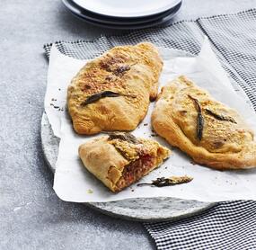 Calzone mit Salsicce und Büffelmozzarella