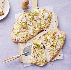 Flammkuchen mit Blumenkohl und Senfcreme