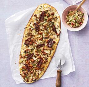 Flammkuchen mit Pilzen und Apfelhäckerle