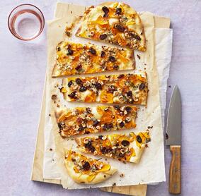 Knuspriger Kürbis-Gorgonzola-Flammkuchen