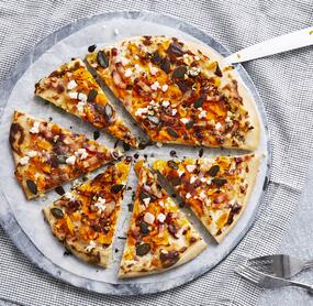 Knusprige Pizza mit Kürbis und Speck