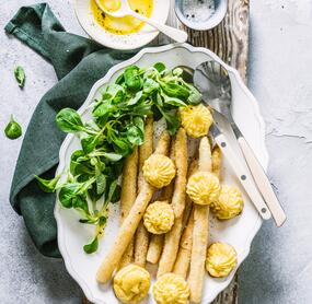 Panierter Spargel mit Salat und Herzoginkartoffeln