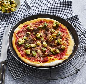 Scharfe Pizza mit Avocado