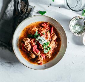 Schaschliktopf mit Speck und weißen Bohnen