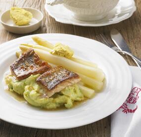 Spargel mit Currybutter und Zander