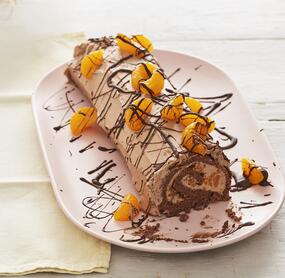 Schoko-Biskuitrolle mit Mandarinen
