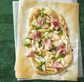 Spargel-Flammkuchen mit Kräutersauce und Schinken