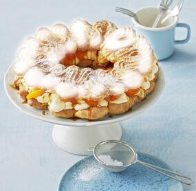 Vanillering aus Brandteig mit Cremefüllung und Mandarinen