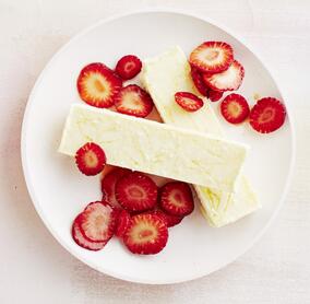 Zitronen-Parfait mit Erdbeeren