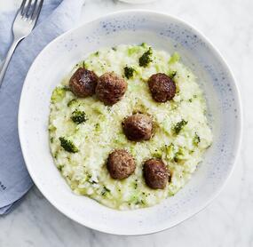 Brokkoli-Risotto mit Mettbällchen