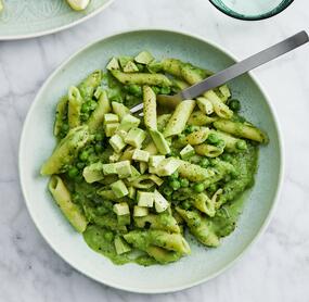 Vegane Erbsen-Pasta mit Avocado